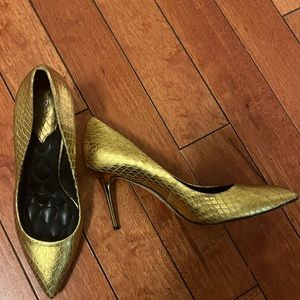 Brain Atwood Gold pumps